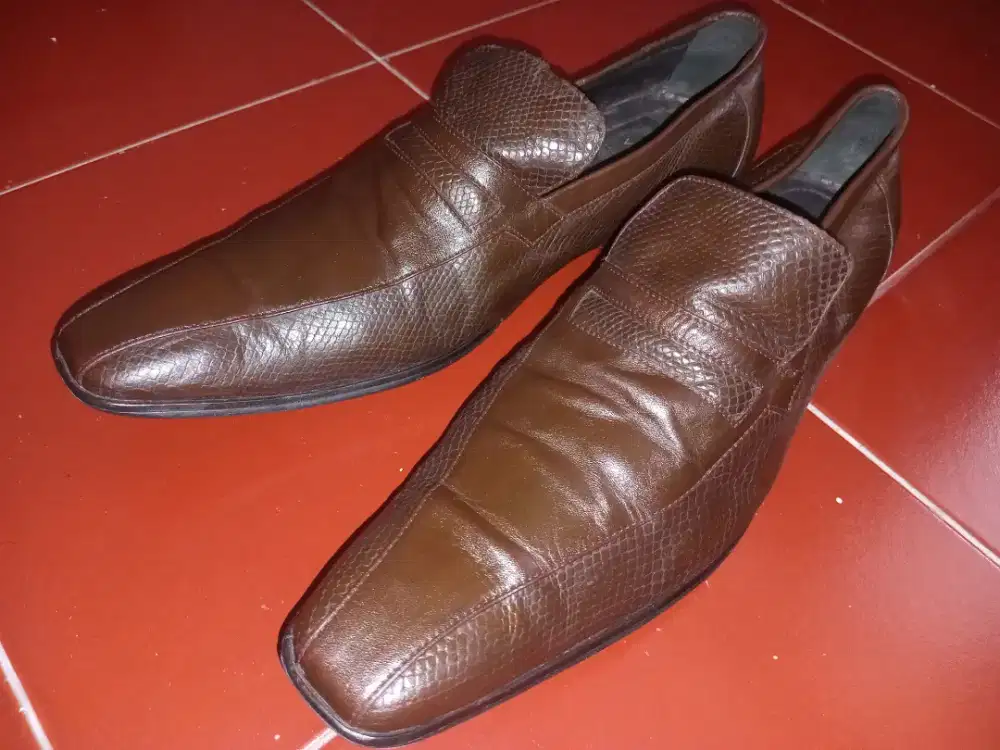 Sepatu kulit coklat