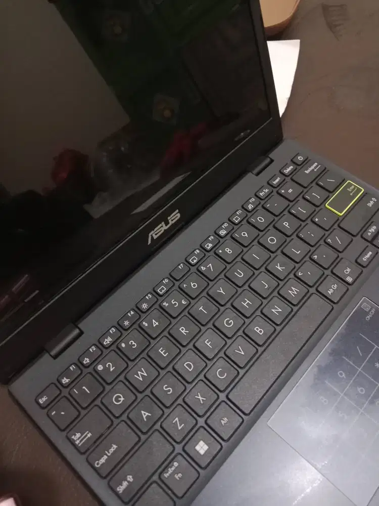 Laptop baru beli jual krna butuh duit, jual cepat masih garansi 1 thun