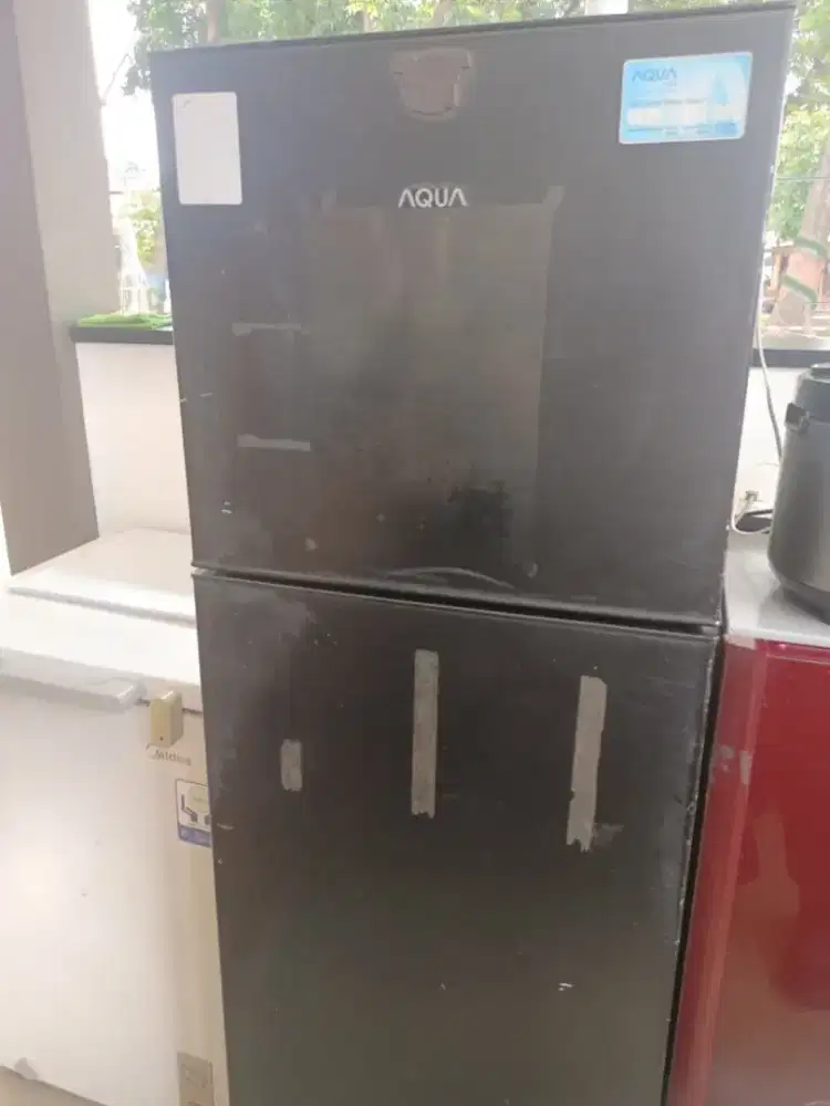 Dijual Kulkas Merk Aqua Dingin hanya bagian atas