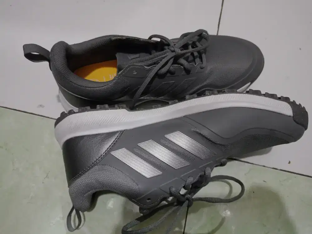 Dijual sepatu Adidas bekas