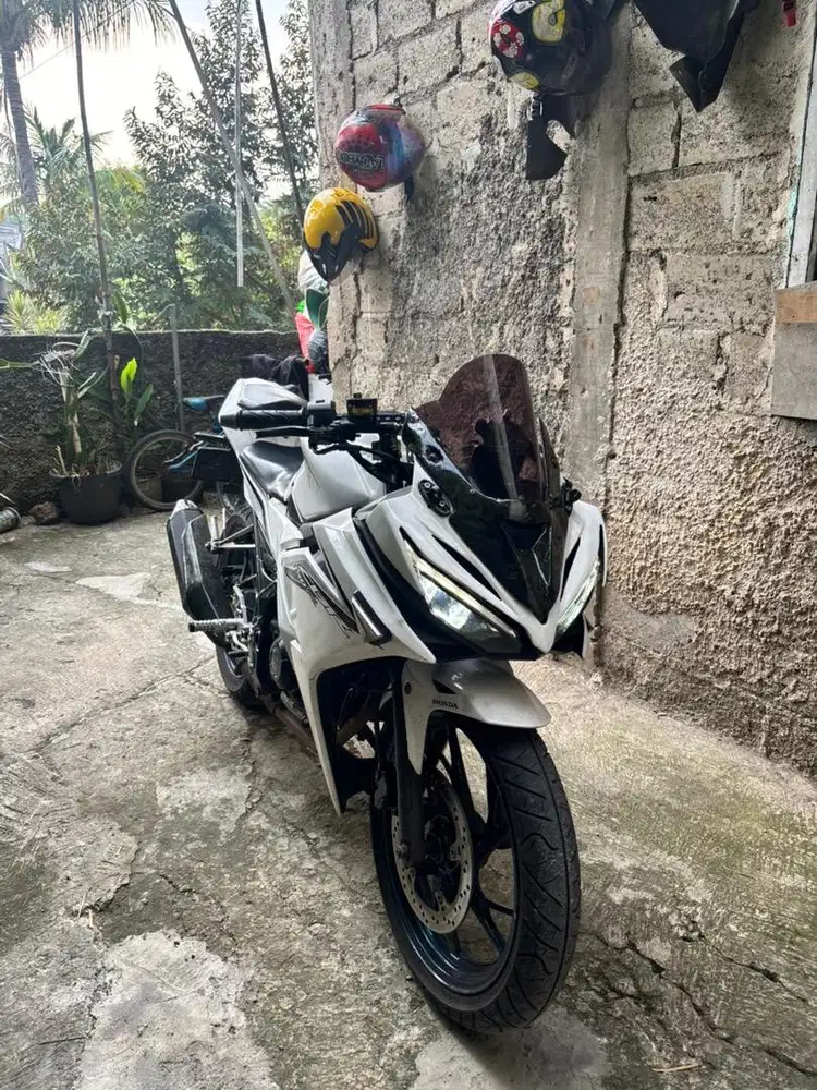 Motor Honda CBR 150R PUTIH
