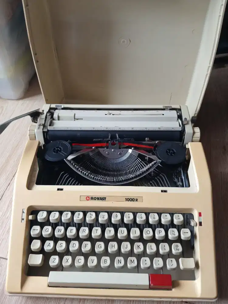 Mesin Tik ROVAST 1000 R – Kondisi Mulus & Masih Berfungsi!