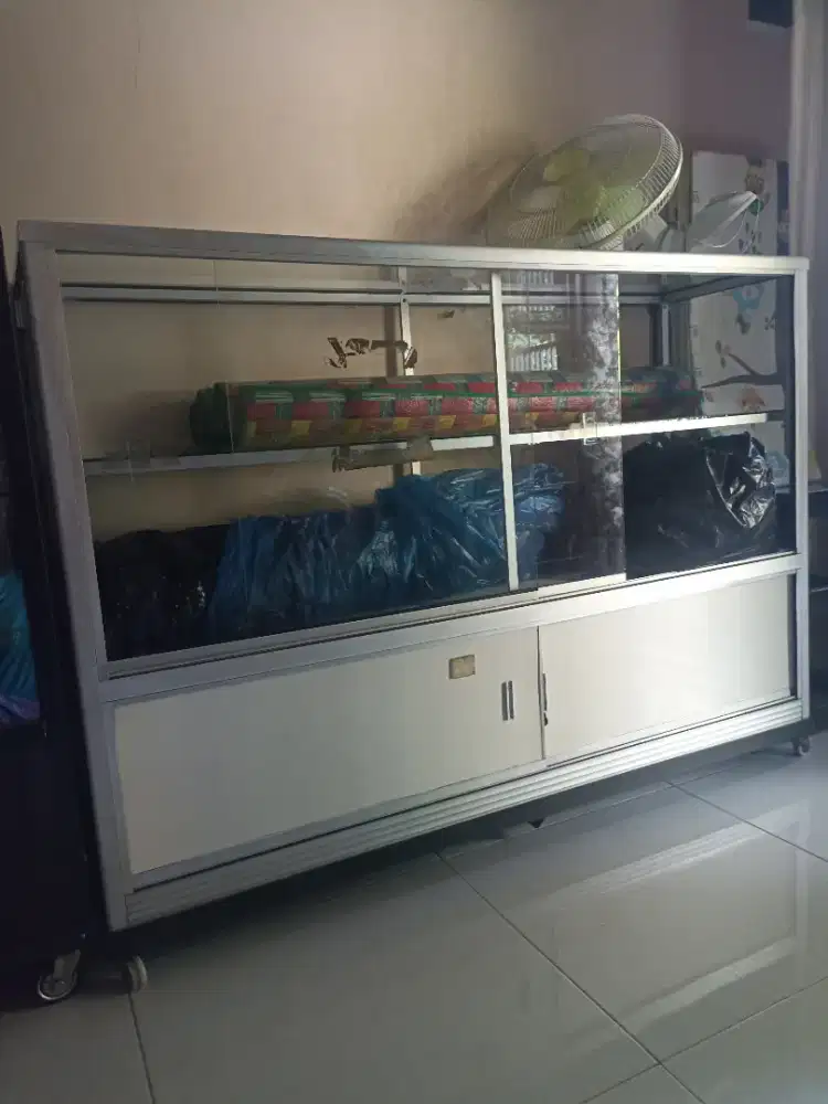 Etalase warna silver