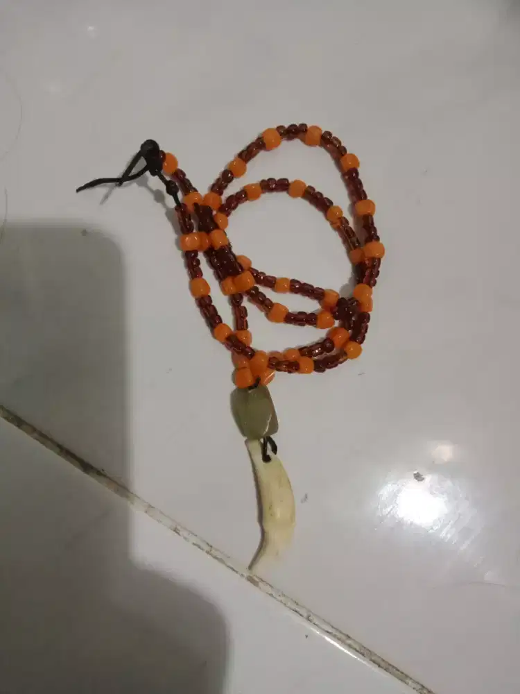 Kalung batu kuno dan gantul taring natural alami