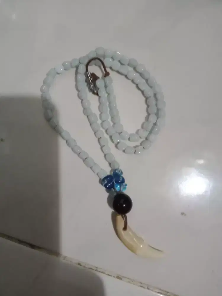 Kalung batu kuno dan gantul taring natural alami