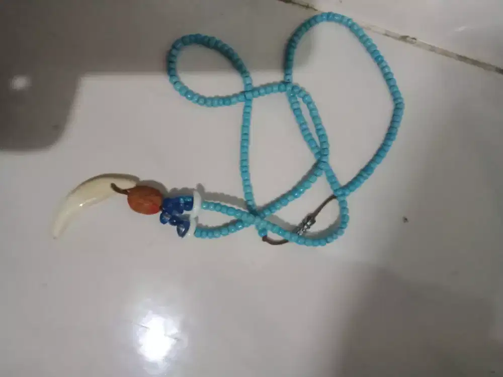 Kalung batu kuno dan gantul taring natural alami