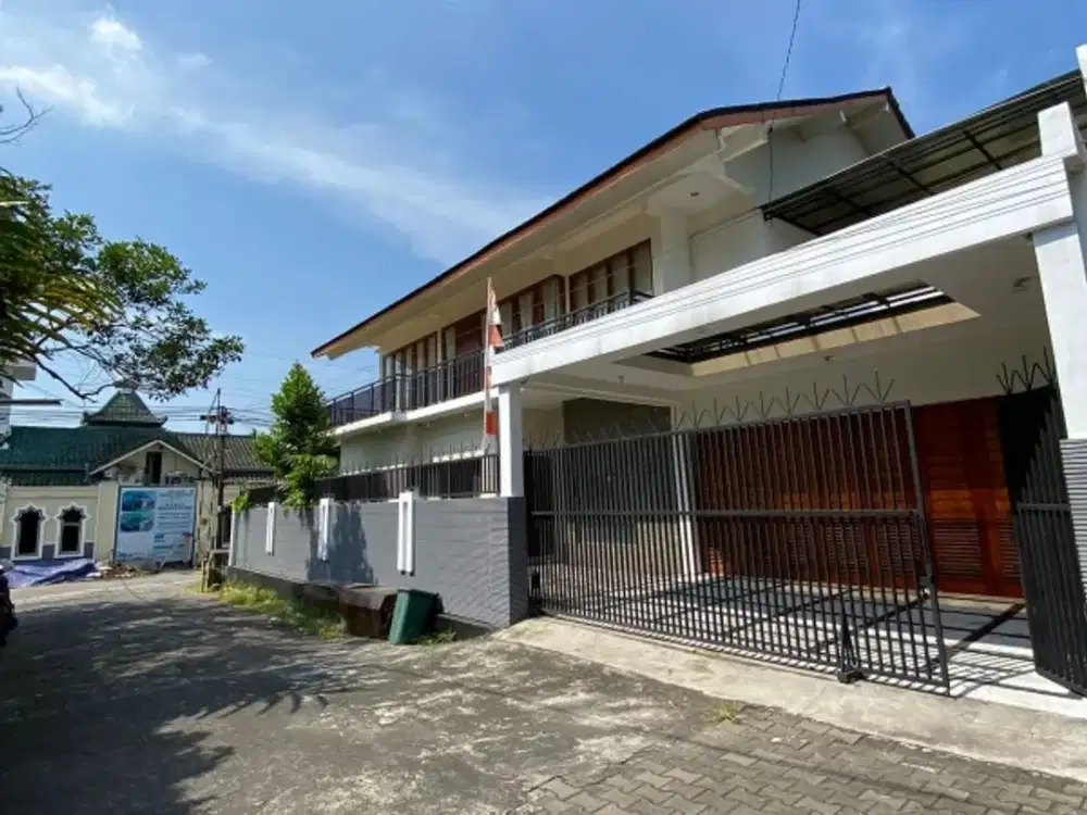 Rumah besar 2 lantai siap huni dekat masjid