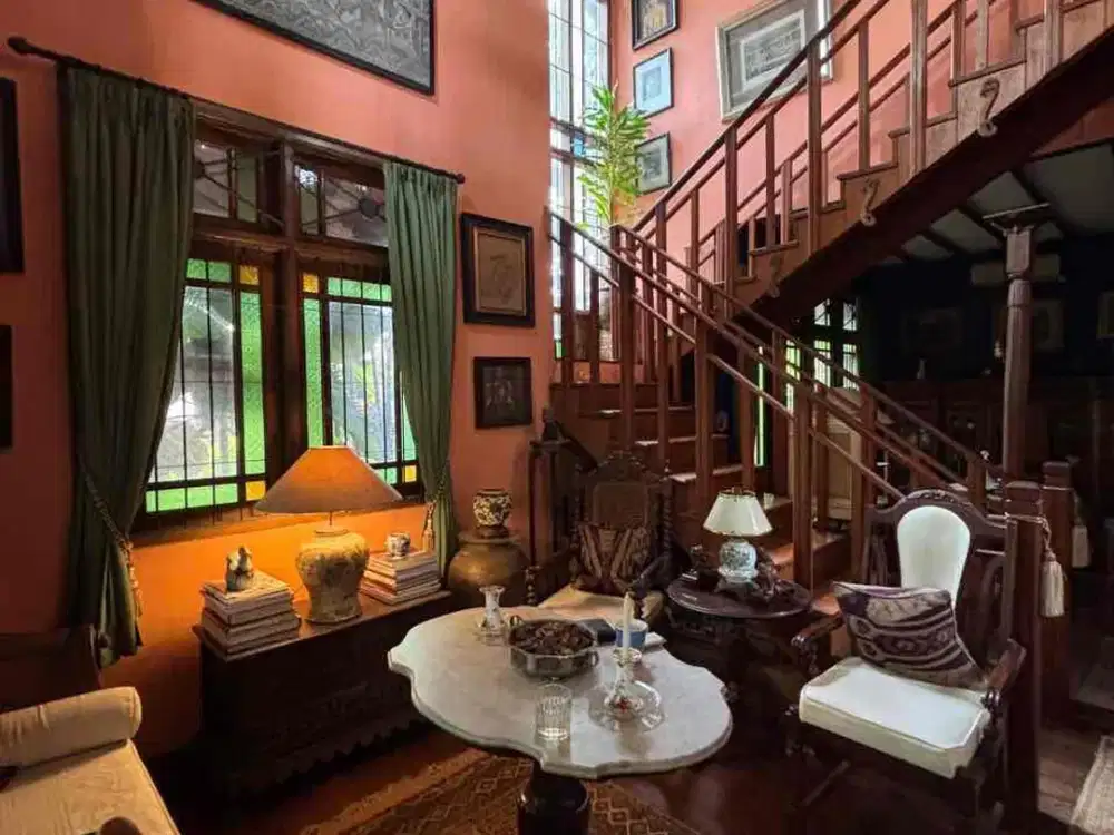 rumah unik full kayu jati favorit seniman jarang ada hadap Timur Lokasi Strategis Dekat Tol Brigif