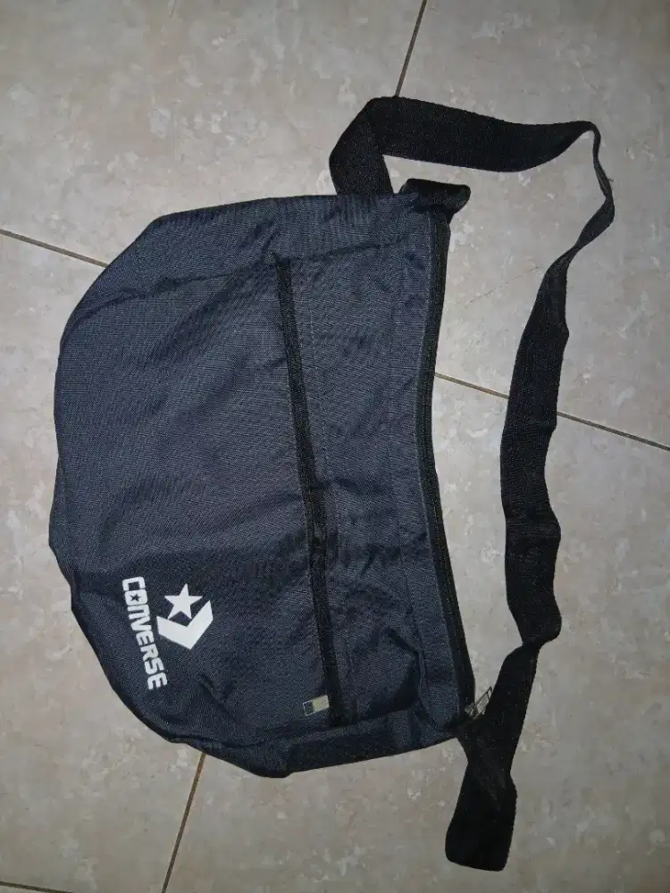tas selempang warna abu abu