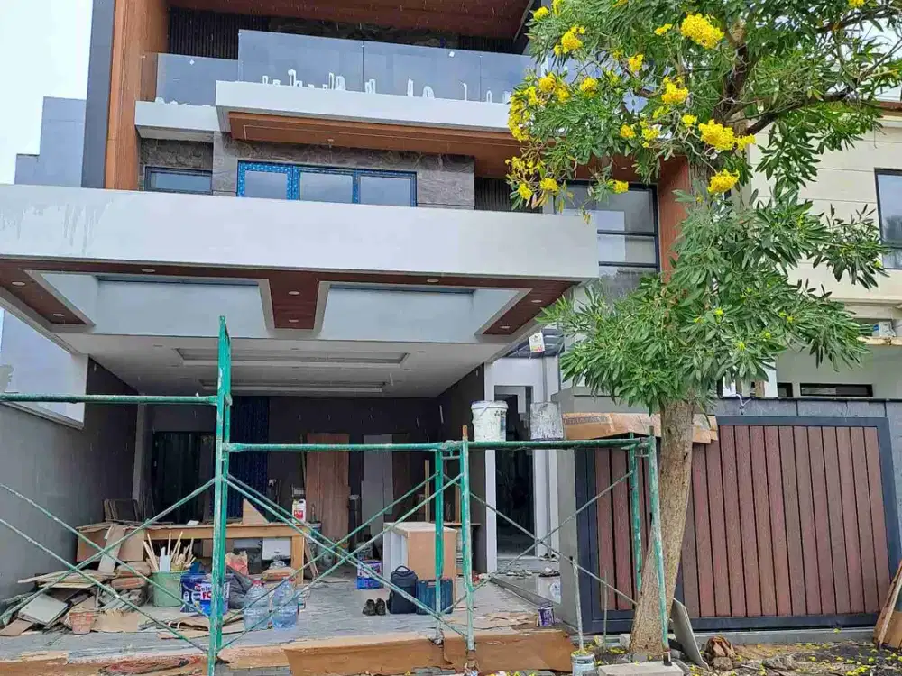 rumah mewah baru gress Woodland Citraland Utama dekat pos satpam