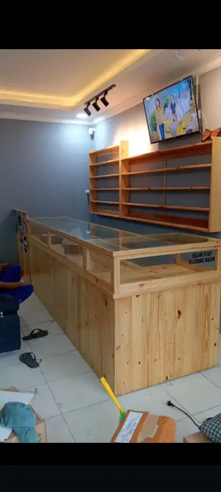 Meja tempat penjualan emas dan roti