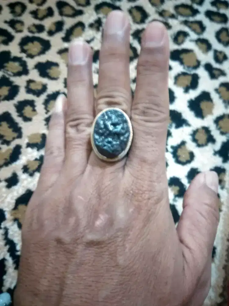 Cincin Batu Meteor atau Satam Bisa Barter Barang Lain.