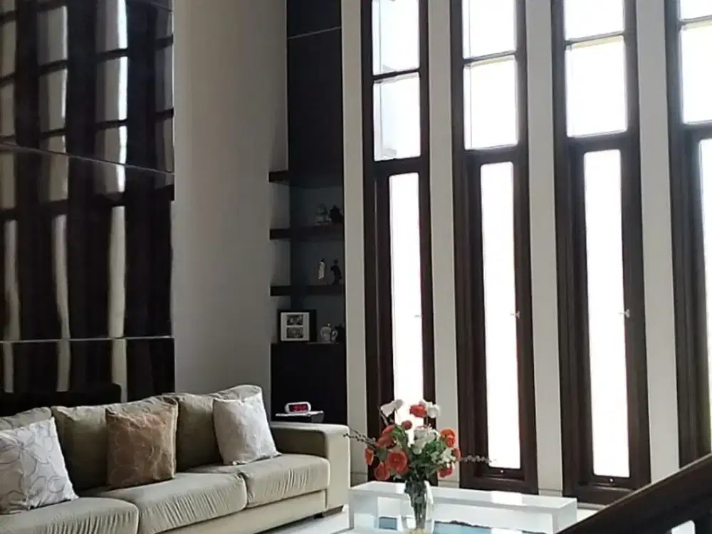 Rumah 2 Lantai Bagus Furnished SHM di Graha Famili Siap Huni