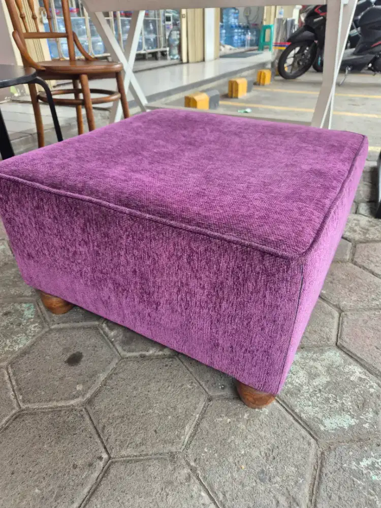 Kursi Santai Bludru Ungu