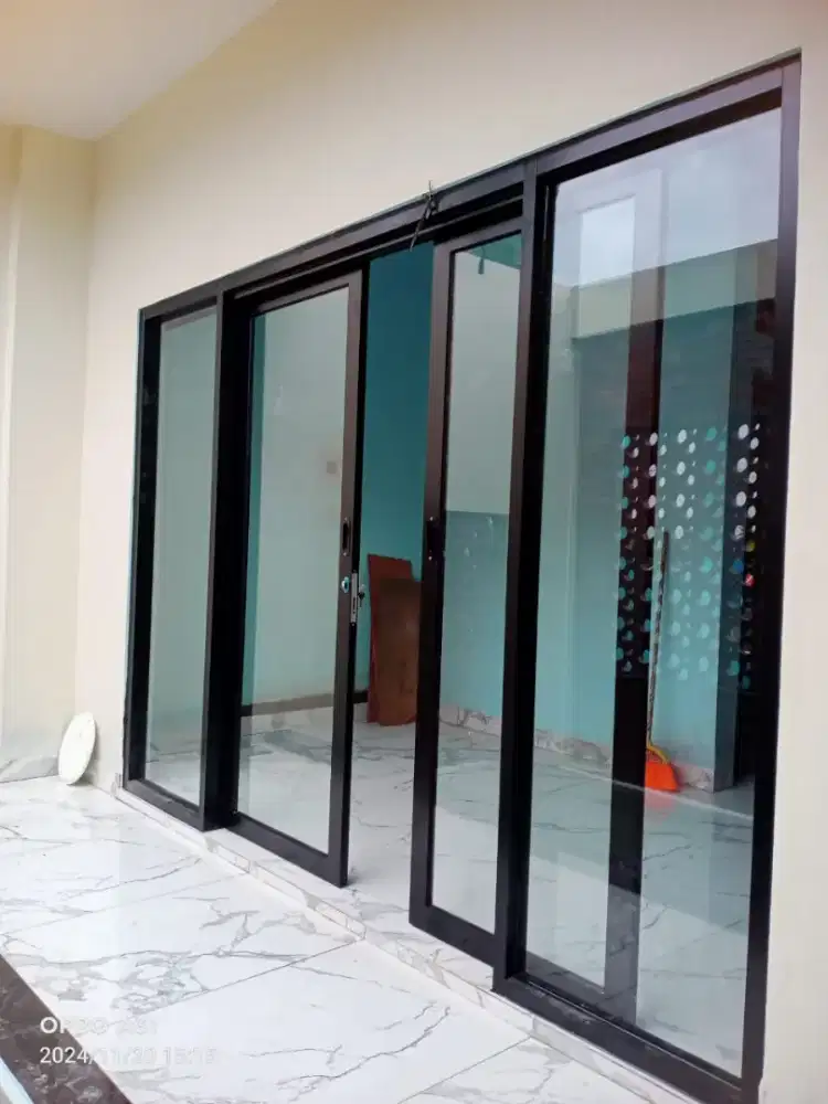 Pintu sekat kaca ,pintu kaca sliding swing aluminium upvc