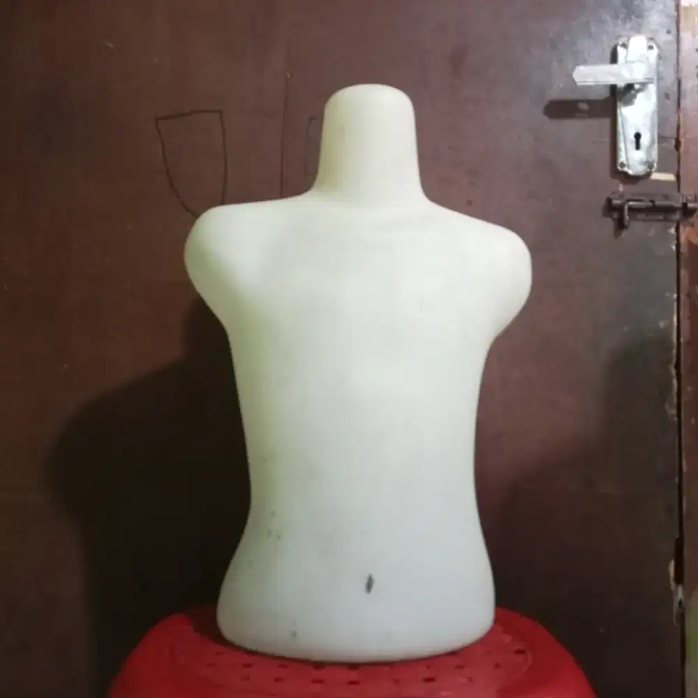 Dijual Perlengkapan Usaha Toko Pakaian