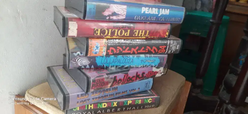 VIDEO VHS MUSIK LEGENDARIS BAND LUAR NEGERI