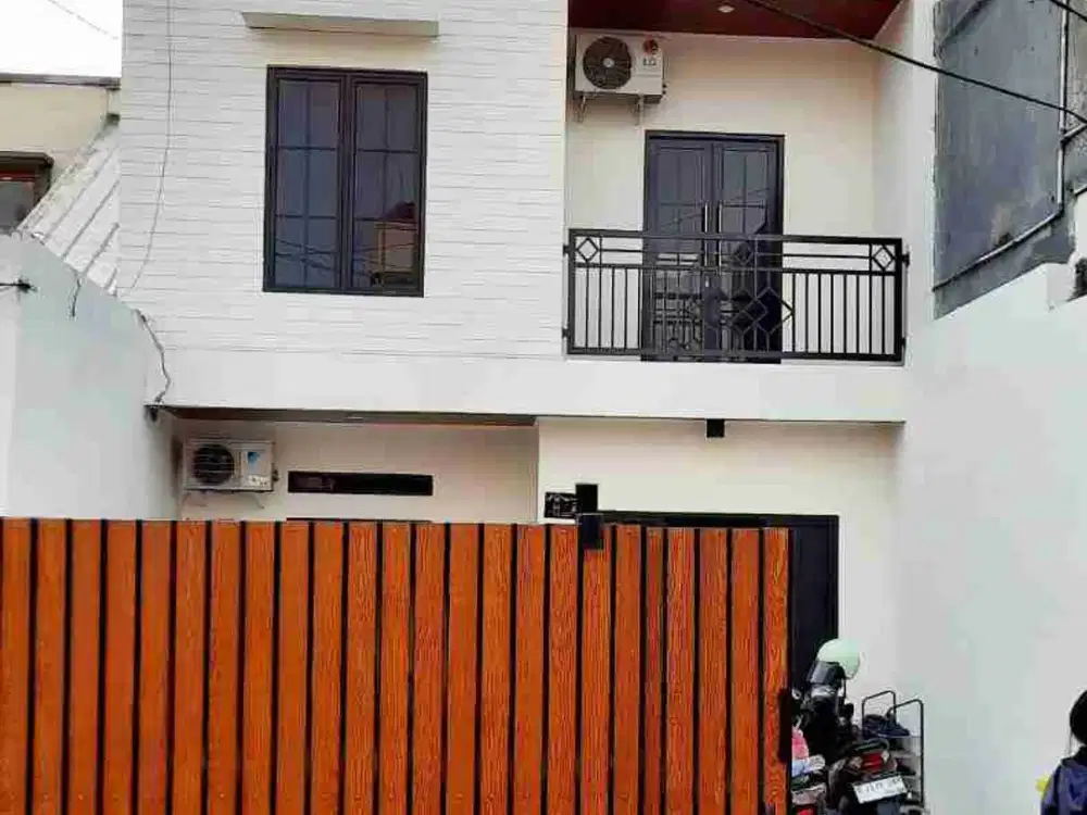 Dijual Rumah  2 Lantai Pinggir jalan