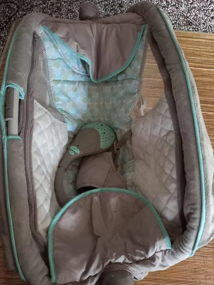 Tempat tidur bayii bisa di pindah2kan