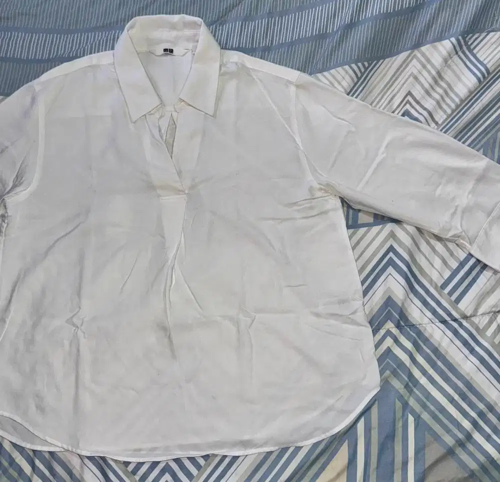 Kemeja Putih - Uniqlo