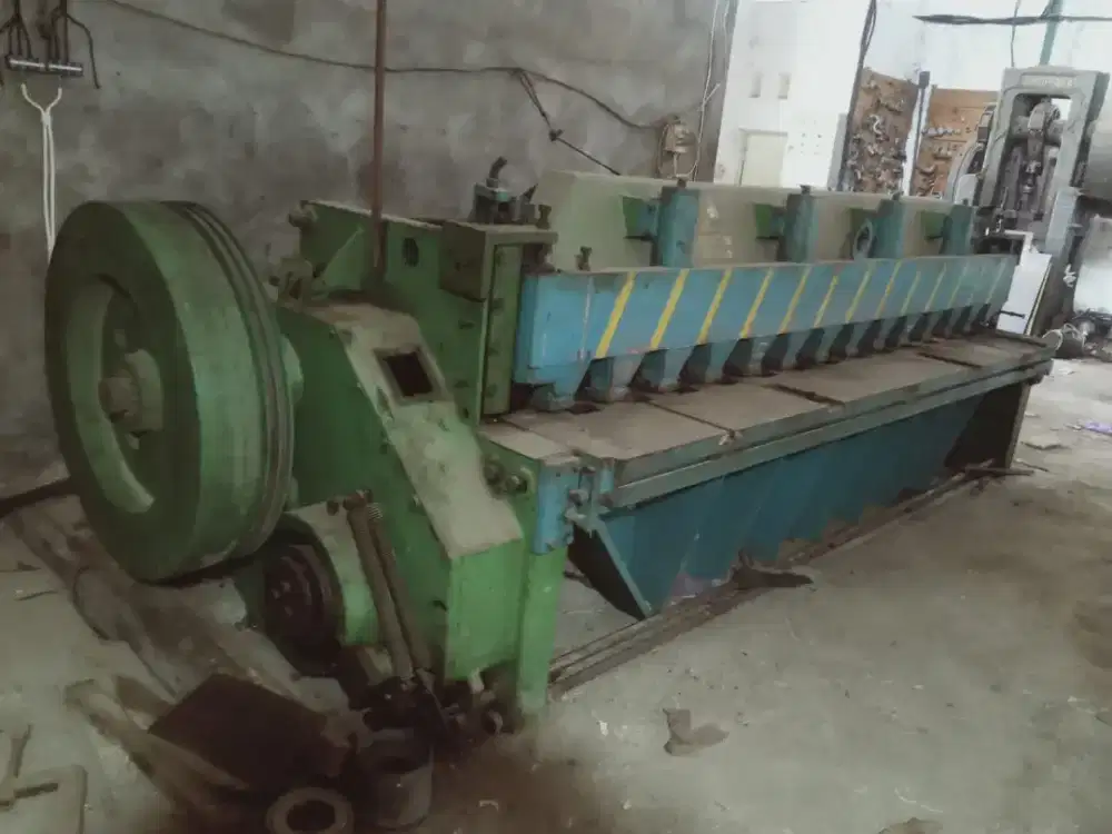 Mesin Potong Mesin Gunting Plat Besi 3 Meter Bekas Industri