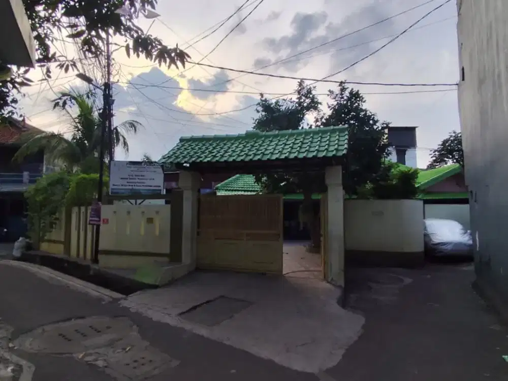 Rumah dengan tanah luas dengan pavilion di M Kahfi 2 Ciganjur Jagakarsa Jakarta Selatan. Cocok untuk klinik atau ruang praktik konseling dokter