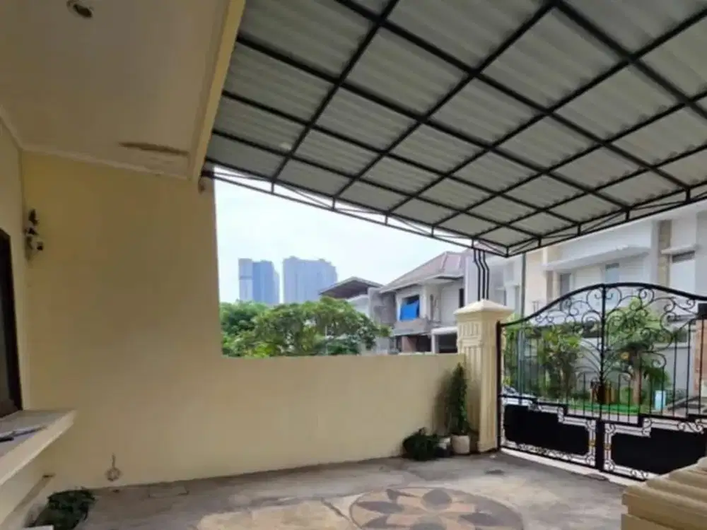 Dijual rumah 2 lantai Villa Royal Pakuwon City