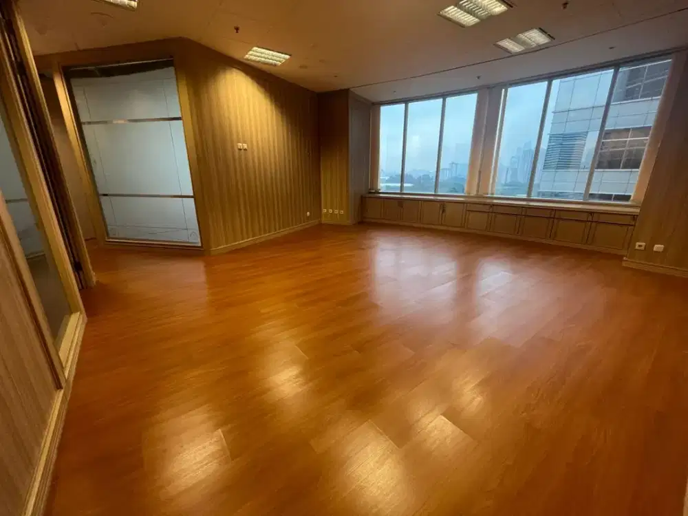 DI SEWAKAN SPACE KANTOR SEMI FURNISHED DI MENARA SUDIRMAN SUDAH RENOVASI DENGAN LANTAI TERBARU JL. JENDRAL SUDIRMAN SENAYAN JAKARTA SELATAN