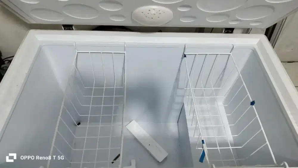 Dijual freezer merk Aqua kapasitas besar 250L