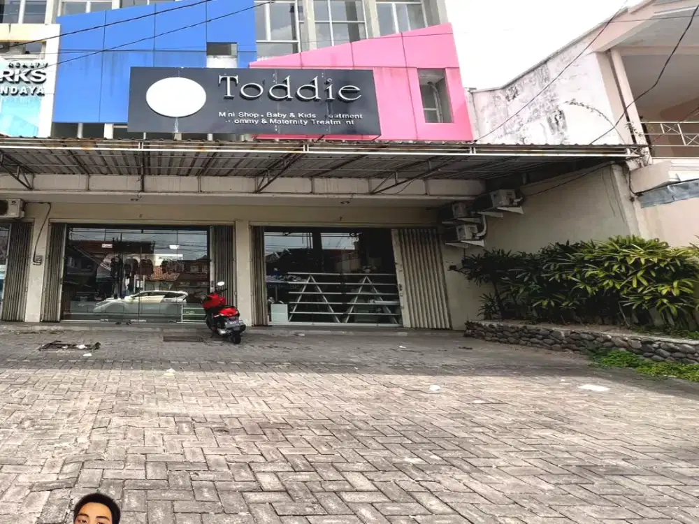 DISEWAKAN RUKO 3 LANTAI PINGGIR JALAN TENGAH KOTA