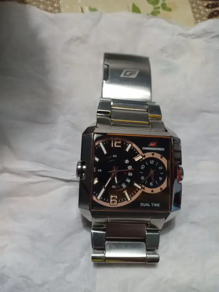 Di jual jam tangan merk Chronoforce kondisi 98% mulus no baret.