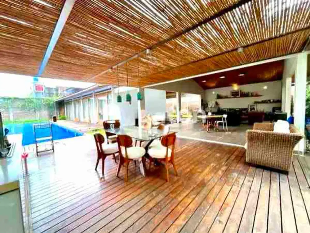 Rumah Mewah Klasik Etnik Pool di Jalan Utama Blulukan Colomadu