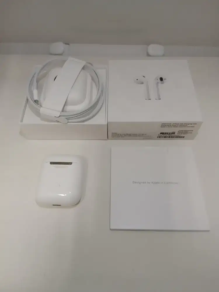 Generasi Pertama (AirPods 1st Gen) dengan charging