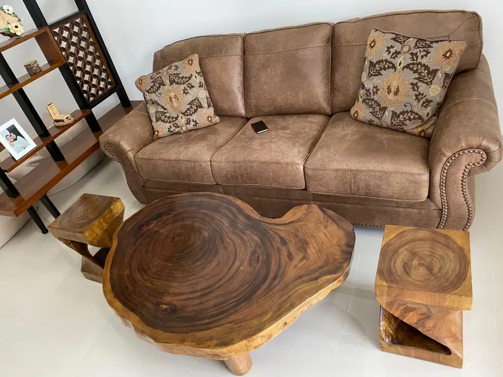 Meja kayu jati bentuk antik dan kursi pendamping