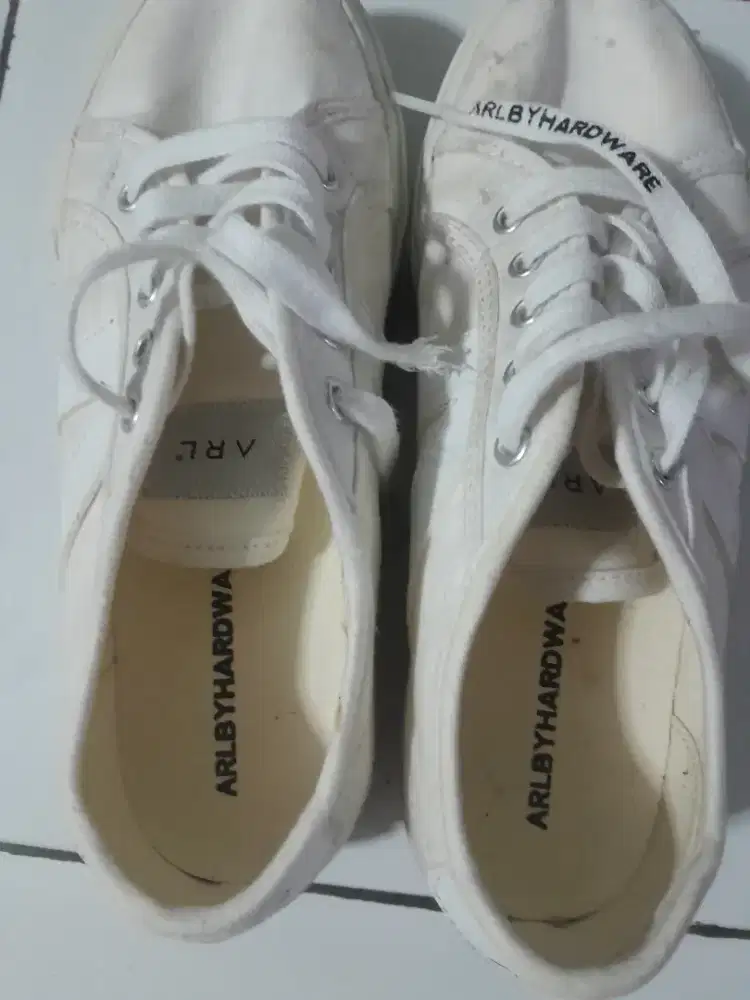 SEPATU ORIGINAL HARDWARE PUTIH