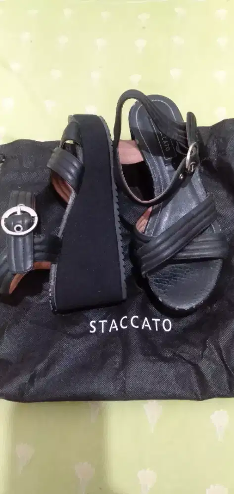 Sepatu sandal wedges staccato