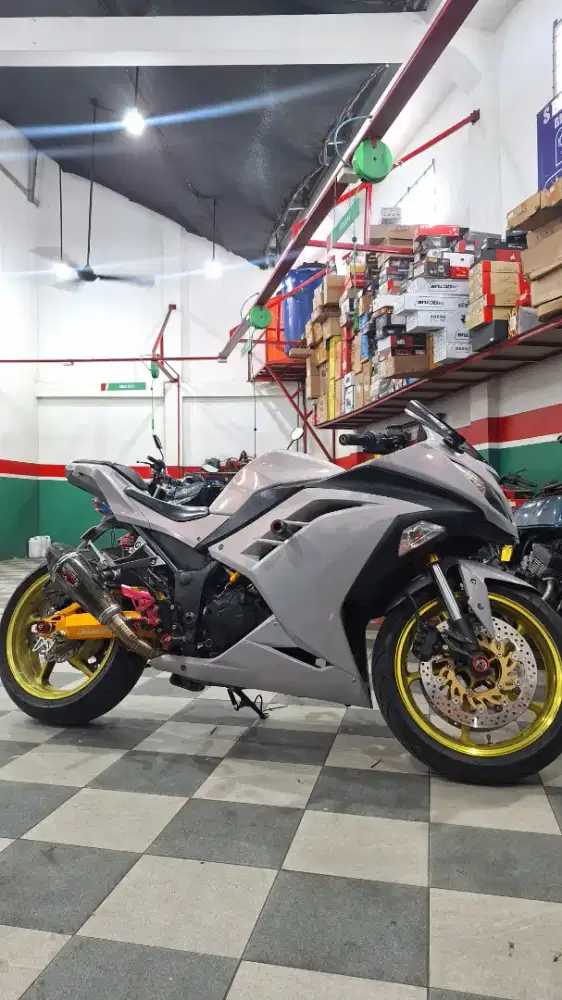 Dijual ninja 250 fi 2014 kondisi mulus full modif