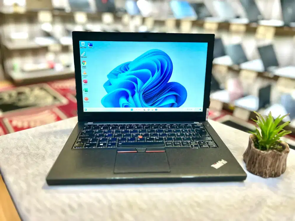 Lenovo Thinkpad X260. Ram 8gb. ssd 256gb. core i5 gen 6. bergaransi