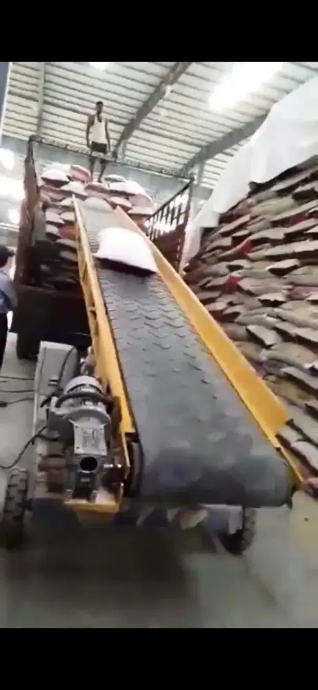 Mesin Conveyor untuk muat barang ke Truck