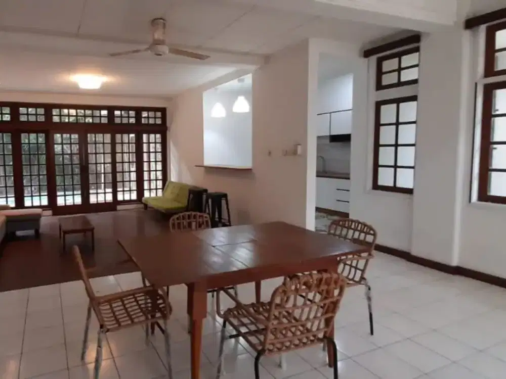 Rumah disewakan di Cilandak Barat