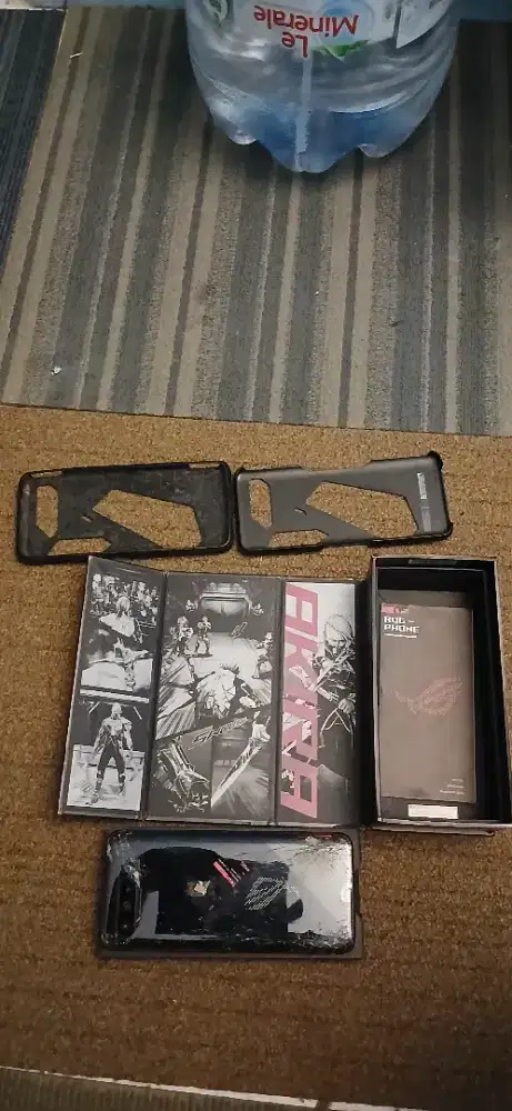 ROG phone 5 ( mati habis jatoh, diservice belum bener )