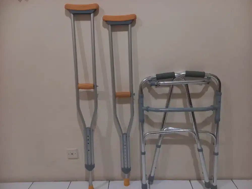 Jual cepat 2 buah alat terapi berjalan merk Gea