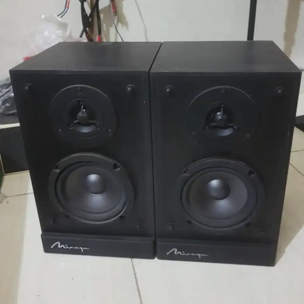 Mirage M 190 bookshelf speaker made in Canada