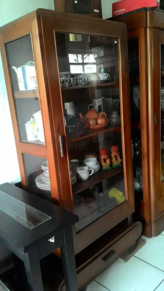 Lemari Pajangan Jati