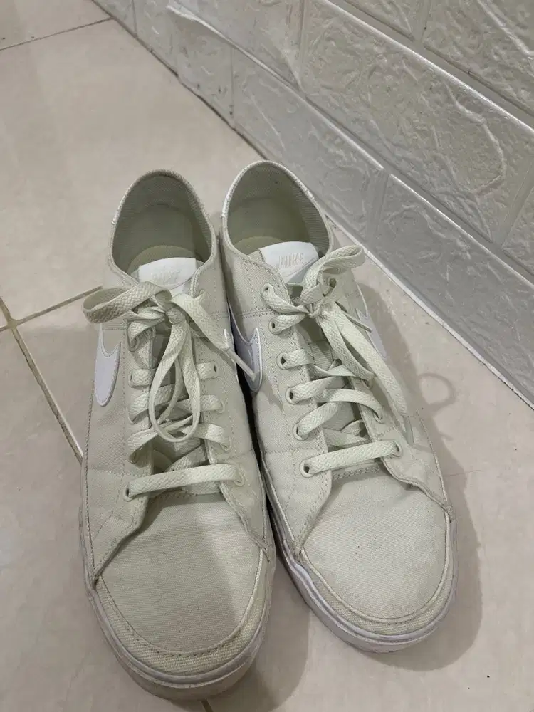 Sepatu Nike EUR 44 US 10 (Hijau Muda)