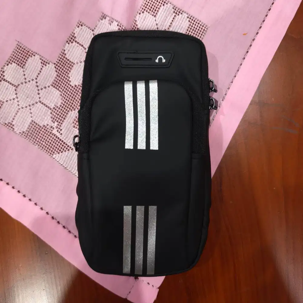 Tas Lengan Upletics Warna Hitam