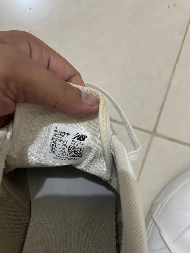 Sepatu New Balance Putih Ukuran EUR 44