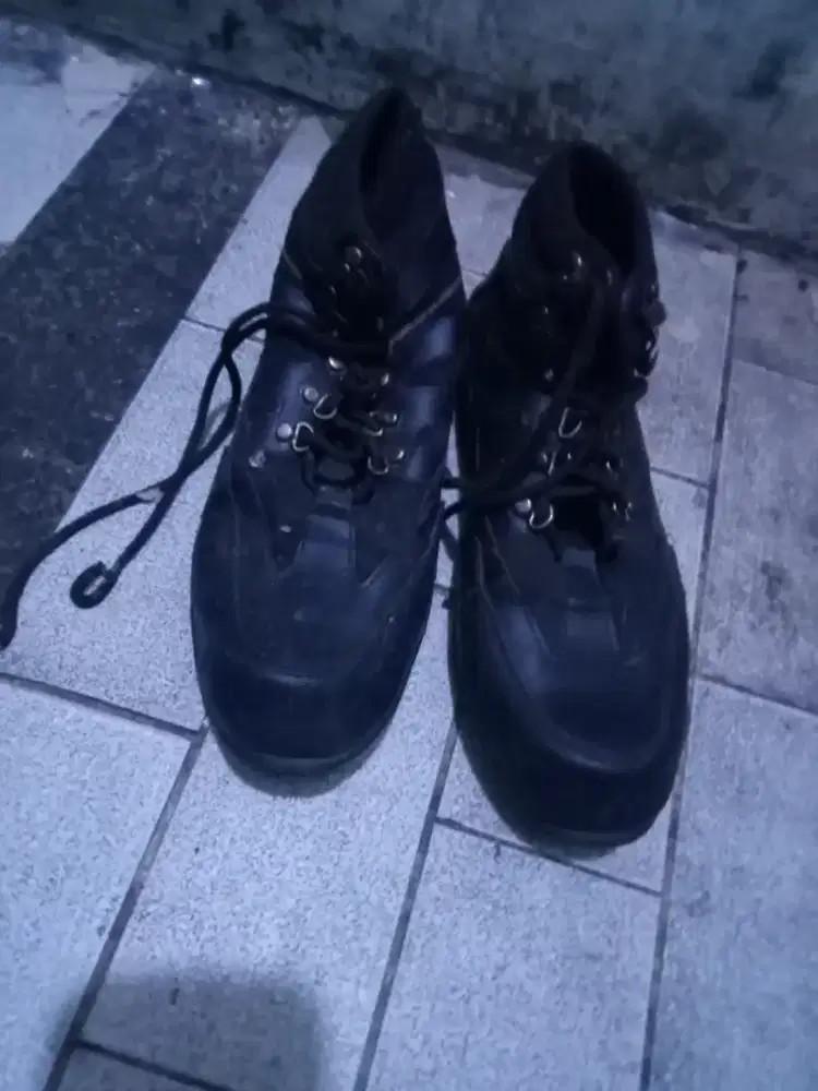 sepatu hitam ukuran 43