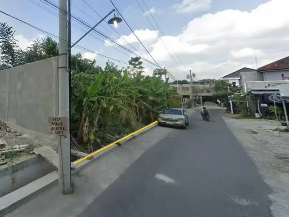 Tepi Aspal Ring UII, Tanah Bonjotan Lingkungan Caffe & Kost