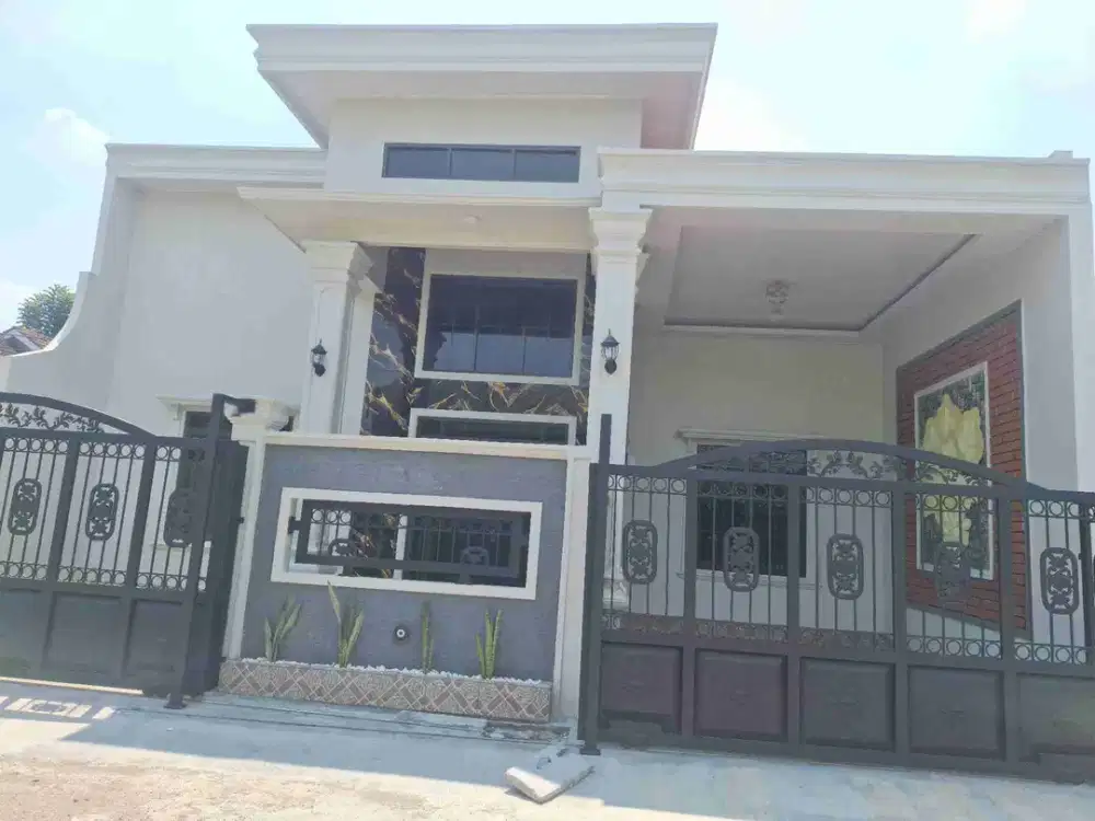 Dijual rumah modern klasik, posisi di Hoek, Di Citra Indah City Jonggol